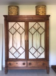 ANTIGO ARMÁRIO INGLES, COM PORTA DE VIDRO E MADEIRA, MEDE 2,25 DE ALTURA X 2 M