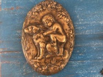 PLACA ART NUVEAU , FRANCESA, EM BRONZE MACIÇA EM ALTO RELEVO EM FIGURA DE CRIANÇA COM CACHORRO, 21X15 CM