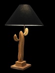 Diferente abajur montado com escultura de madeira representando cactus, mede 40 cm , cúpula preta , nunca usado , mede 20 cm