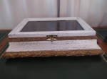 CAIXA DE JÓIAS , Grande VITRINE , Moldura Entalhada com Pátina em Branco e Dourado e Forrado com Tapete Persa Antigo , medindo 50 X 35 larg X 14 cm haltura