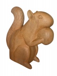 Escultura em madeira maciça representando esquilo, mede 24 cm