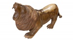 Grande e robusta escultura em madeira maciça representando leão , arte brasileira , mede 1,05x60 cm altura