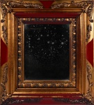 Antigo e lindo espelho em moldura em madeira trabalhada com detalhes de veludo vermelho no entorno, mede 80x45 cm