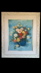 Delia Amaral: "Floral". Vaso com flores sobre fundo azul claro. Assinado no CID, datado de 1999. Medida da tela: Alt. 65 x Comp. 55 cm. Moldura: Alt. 94 x Comp. 78 cm.