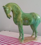 Lindo escultura em porcelana no tom verde , vitrificado,  representando cavalo chinês tang mede: 25x10x25 altura