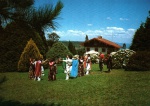 Cartão Postal Gramado, RS - Gripo em trajes típicos `gauchescos` do C.T.G Manotaço no Parque Knorr, Editora Kingcolor ref. E-2396, sem uso