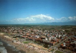 Cartão Postal Capão da Canoa, RS - Vista aérea da praia e Calçadão, Parque à beira mar, ai fundo lagoa, Editora Kingcolor ref.1922, sem uso
