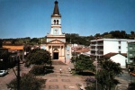 Cartão Postal Serra Negra, SP - Igreja Matriz Nossa Senhora do Rosário, Praça Lourenço Franco de Oliveira, Editora Paranacart ref. 11m usado, datado 14/02/1980