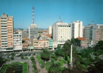 Cartão Postal Rio Grande, RS - Praça Xavier  Ferreira, lago e estátua da Liberdade, ao fundo: Hotel  Charrua e Galeria São Pedro, Editora Kingcolor ref. E-3450, sem uso