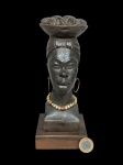 Peça decorativa vintage, com escultura de busto em madeira nobre de figura Africana com cesta de peixes na cabeça, 23 cm alt.