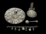 Lote com peças em prata vintage; miniatura de chapéu mexicano, pequeno porta sal com colher procedente do México e pulseira infantil, tudo em prata, peso total : 77 g. 