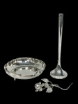 Lote com peças decorativas em metal vintage: 1) Vaso solifleur marca Eberle 26,5 cm alt. 2) Miniatura de rosa 15 cm comp. 3) Centrinho de mesa 18 cm d/ 4 cm alt.