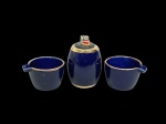 Conjunto vintage de cerâmica esmaltada marca Ceramarte com porta isqueiro e par de cinzeiros na cor azul cobalto.8 cm alt.