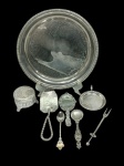 Lote com peças vintage: Caixinha porta jóias, espelho com moldura em metal, espátula espessurada à prata, colher para açucar e colher para cafezinho souvenir de Niagara Falls, porta copo, bandeijinha circular e garfinho para picles.  (metais com desgaste)