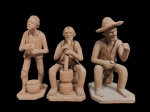 Arte popular - 3 Esculturas em barro cozido, assinados: 1 - Augusto 2 - Silverino de Goiana 3 - Ediladio, 26 cm alt. maior  (chapéu solto - devido a fragilidade - não pode ser enviado sem caixa de isopor)