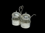 Pequeno suporte em metal com 2 recipientes de vidro porta condimentos, marca Eiffel Argentina, 11 cm alt. (metal com desgastes)