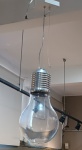 Luminária pendente design moderna em formato de lâmpada - 33 cm comp.