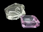 Lote com 2 cinzeiros vintage, sendo: 1 de cristal e 1 de vidro (11 cm x 9 cm/ 3,5 cm alt. )