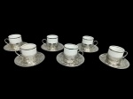 Conjunto para cafezinho em porcelana com suporte e pires em metal prateado.