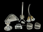 Lote com peças utilitárias vintage em metal: par de porta-guardanapos, violeteiro (1pétala solta), coador para chá, pequeno castiçal, porta-guardanapo e sineta dupla.
