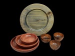Lote em madeira com: 1 souplat (32 cm d), 3 travessas circulares e 3 bowls (1 com pequeno bicado).