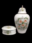 Potiche (34 cm alt) e caixa porta-joias em porcelana com pintura artística floral.