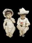 Estatuetas vintage, de casal de crianças em gesso, com pintura artesanal - 31 cm alt a a maior. (algumas falhas na pintura).