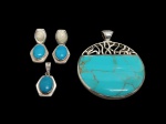 Bijoux em prata - Conjunto com par de brincos e pingente e Grande pingente 5 cm d com turquesas sintéticas, peso total: 36,9 g. 