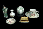 Lote com peças pequenas utilitárias e/ou decorativas em porcelana ou cerâmica esmaltada chinesa, como: vasinho bojudo, pratinho, figura de sábio chines, templo, vasinho e xícara para cafezinho com seu respectivo pires. 10 cm alt. sábio.