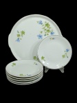 Conjunto com travessa e 6 pratinhos para servir em porcelana vintage nacional marca Renner, decoração em detalhes florais.28 cm d (alguns com falhas na borda dourada)