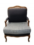 Poltrona larga clássica com encosto de palha natural e assento novo estofado, produzida pela IMI decorações.