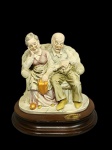 Casal da melhor idade em resina policromada, com base em madeira, da marca Artisan - 15,5 cm alt.