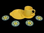 4 pratinhos para colocar saquinhos de chá e caneca com pires e pratinho juntos em cerâmica esmaltada. (bandeja com craquelados).
