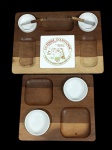 1) Tábua para queijos e frios, feita em madeira maciça, com os dizeres: "La Ferme d"Antignac - Camembert normand", inclui 2 potinhos de porcelana e 2 facas pequenas 2) Tábua de madeira com 2 recipientes em porcelana - 39 cm x 29 cm. o maior