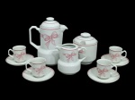 Conjunto para cafezinho em porcelana vintage nacional marca Real, com: 4 xícaras e seus respectivos pires, açucareiro, bule e leiteira - 18 cm alt (bule).