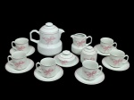 Conjunto vintage, para chá ou chocolate, em porcelana nacional, marca Real, com: 6 xícaras com seus respectivos pires, manteigueira, jarra e bule - 18 cm alt (bule).