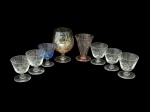 Lote com peças vintage, utilitárias de vidro, com: 1) 5 tacinhas com detalhe no bojo lapidado - 6,5 cm d x 7 cm alt. 2) 1 tacinha com bojo em azul - 6,5 cm d x 8 cm alt. 3) 1 tacinha na cor rosé - 7,5 cm dx 10 cm alt. 4) taça para conhaque com bojo na cor âmbar - 7 cm d x 12,5 cm alt.