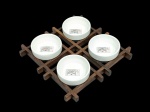 4 porta petiscos, em porcelana com a marca da Tropic Art, com gradil em madeira - 24 cm x 24 cm.