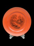 Antigo prato vintage em louça inglesa marca W. Adams & Sons de Staffordshire, ilustrado com cena rural em fundo rouge de fer - 21 cm d. (craquelados na parte posterior).  A louça inglesa W. Adams & Sons de Staffordshire foi produzida por uma das famílias de ceramistas mais antigas da Inglaterra, com origens que remontam a 1657 e marcas específicas usadas principalmente no século XIX e início do século X