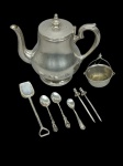 Lote com peças vintage de metal, como: coador, bule para decoração, 2 espetinhos, colher para açucar, 2 colheres para cafezinho e pequena colher para sal individual - 15 cm alt (bule). (metais usados com desgastes e bule com leves amassados).