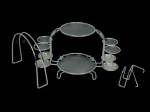 Conjunto de mesa em metal para porta-pratos, talheres e guardanapos.
