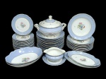 Serviço vintage para jantar em porcelana Schmidt com padrão floral, composto de: 12 pratos rasos, 9 pratos fundos, 14 pratos de entrada, molheira, legumeira, 2 travessas ovais fundas e 2 travessas ovais rasas. (pode haver desgastes na pintura da borda).