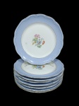 Serviço vintage para jantar em porcelana Schmidt com padrão floral, composto de: 8 pratos rasos. (pode haver desgastes na pintura da borda).