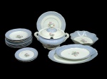Parte de serviço vintage para jantar, em porcelana Schmidt, com padrão floral, composto de: 2 pratos para entrada, 4 pratos rasos, 3 pratos fundos, 1 prato circular fundo, 1 sopeira e 2 travessas ovais e 1 travessa circular rasa. (todos com bicados e sopeira com alça quebrada, pode haver desgastes na pintura da borda - FAVOR VERIFICAR)