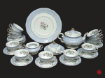 Conjunto vintage, para chá, em porcelana, marca Schmidt, composto de: 11 xícaras e 11 pires (1 pires bicado), travessa circular para bolo, manteigueira com faca, bule e açucareiro (sem tampa). 