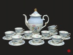Conjunto vintage, para cafezinho, em porcelana, marca Schmidt, composto de:10 xícaras, com 9 pires (1 com bicado) e bule grande. 