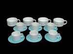 Conjunto em porcelana com: 6 xícaras para chá com seus respectivos pires e 4 canecas para creme ou consomê em cerâmica Koreana.