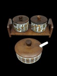 Porta farofa com colher marca Polovi e par de porta condimentos em porcelana com suporte e tampas em madeira nobre. (1 tampa com mancha e lascado na lateral do suporte - favor verificar).