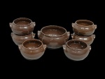 Conjunto vintage, para feijoada, com 6 caçarolas menores e maior para servir em cerâmica nacional, marca Nerina (16 cm d x 10 cm comp.).