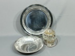 Lote com 3 peças vintage utilitárias em inox e cristal: bandeja circular Bel Prata (35,5 cm d), fruteira marca Tramontina (28,5 cm d x 5 cm alt) e bombonier marca Aurea (11 cm d). (marcas de uso e com desgaste).